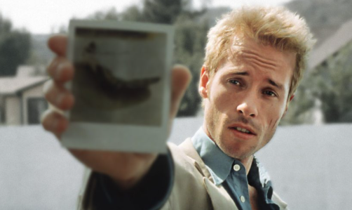 Review Film Memento: Amnesia dan Balas Dendam Terbalik